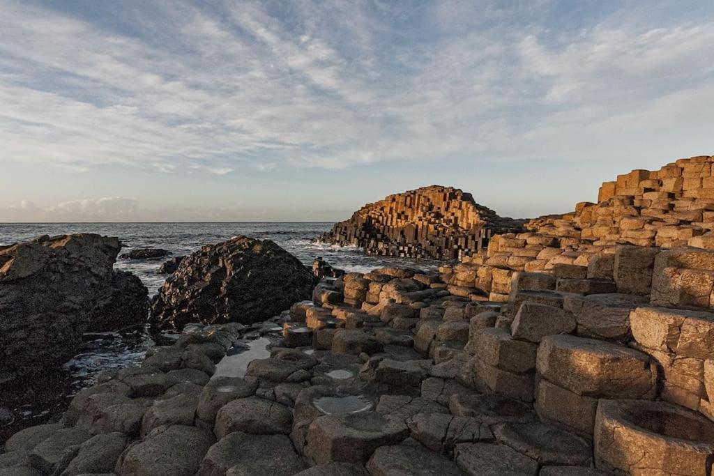 Causeway Coast Sea Front - Балликасл